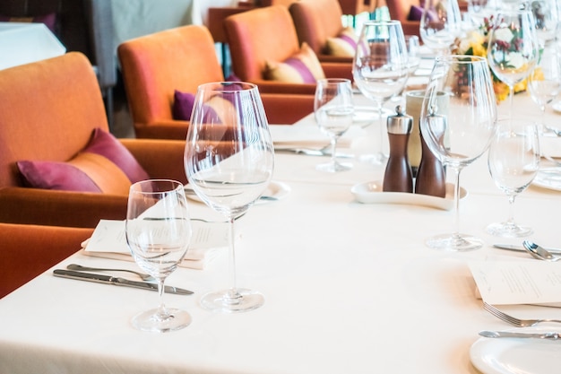 Kostenloses Foto tisch mit gläsern bereit für das mittagessen