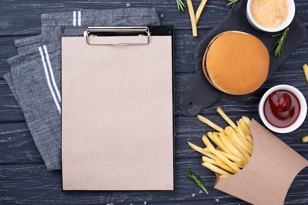 Tisch mit Hamburger und Pommes serviert