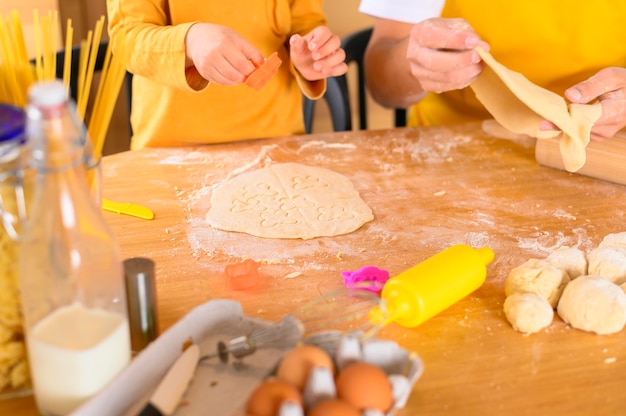 Tisch mit Mehl und Teig gefüllt