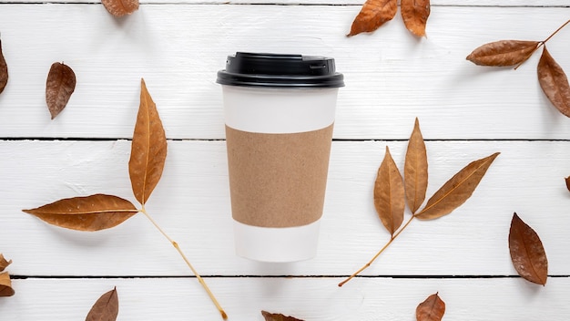 Tisch mit Tasse Kaffee und getrockneten Zweigen Dekorationen. Draufsicht