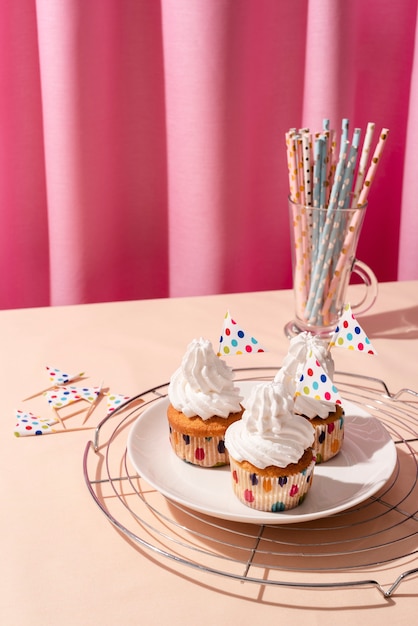 Tischarrangement für Geburtstagsfeier mit Cupcakes und Strohhalmen