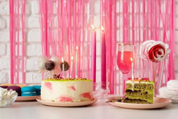 Tischarrangement für Geburtstagsfeier mit Kuchen und Kerzen