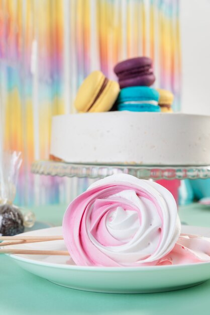 Tischarrangement für Geburtstagsfeier mit Kuchen und Lutschern