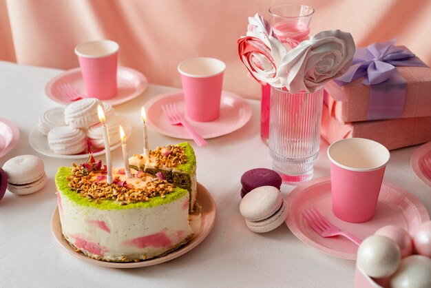 Tischarrangement für Geburtstagsfeier mit Kuchen und Makronen