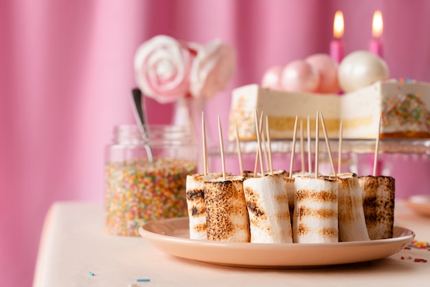 Tischarrangement für Geburtstagsfeier mit Kuchen und Marshmallows