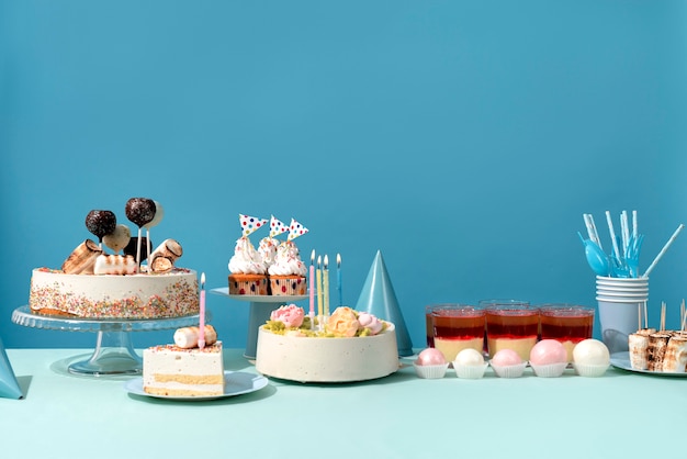 Tischarrangement für Geburtstagsfeier mit Kuchen und Süßigkeiten