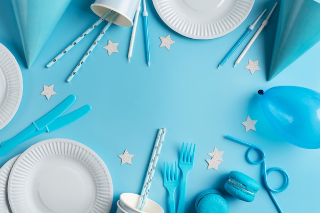 Tischarrangement für Geburtstagsfeier mit Tellern und Sternen