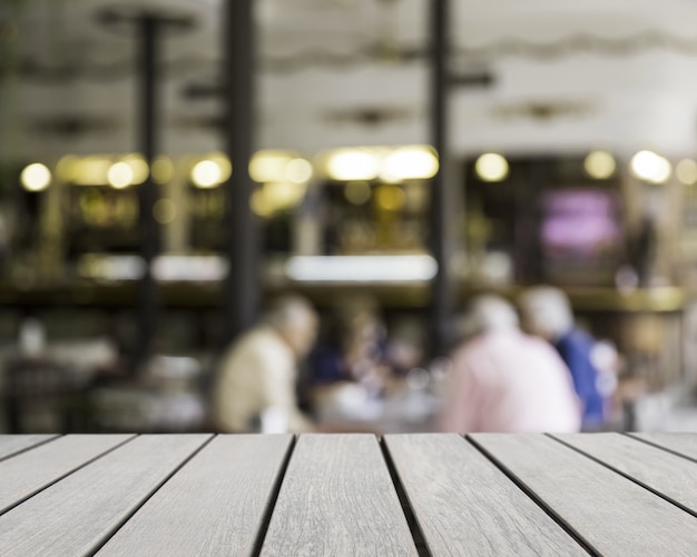 Tischfläche mit Blick auf Männer in der Bar