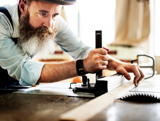 Tischler, der in der Werkstatt arbeitet