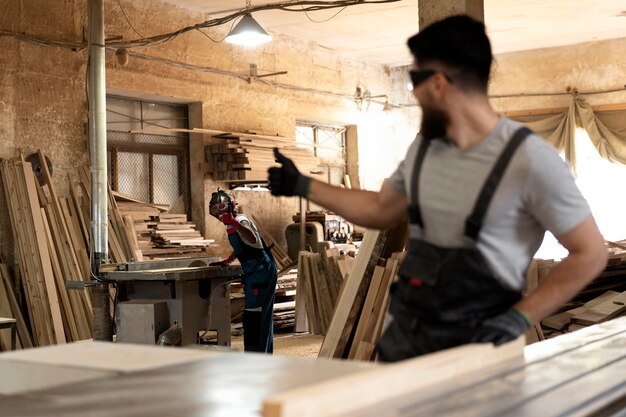 Tischler schneiden MDF-Platte in der Werkstatt