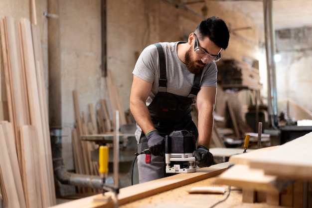 Tischler schneiden MDF-Platte in der Werkstatt