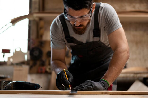 Tischler schneiden MDF-Platte in der Werkstatt