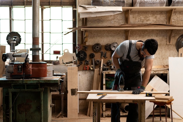 Tischler schneiden MDF-Platte in der Werkstatt