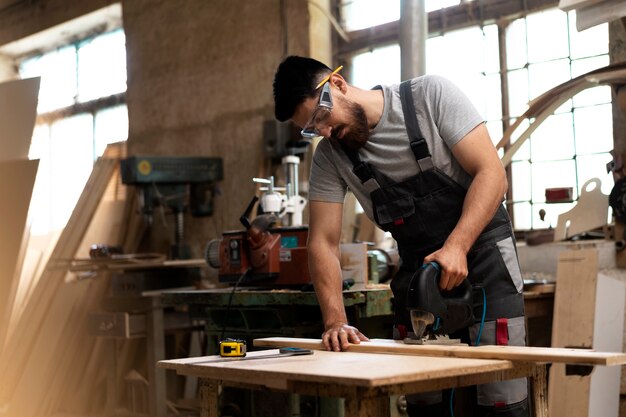 Tischler schneiden MDF-Platte in der Werkstatt