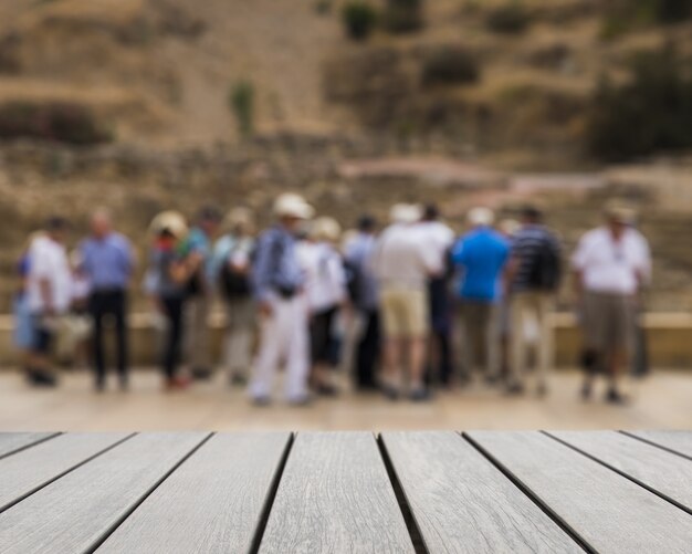 Tischoberfläche mit Blick auf die Gruppe von Touristen