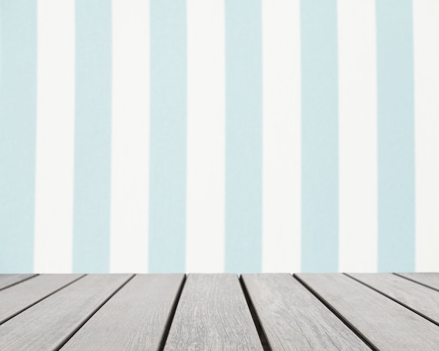 Tischoberfläche mit weißen und blauen Streifen