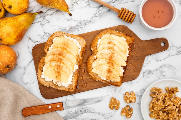 Toast auf Schneidebrett mit Birnen