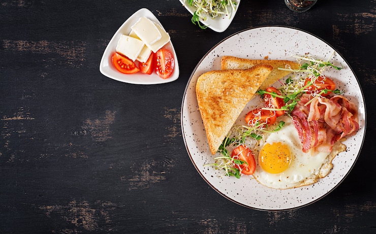 Kostenlose Foto toast, ei, speck und tomaten und microgreens-salat.