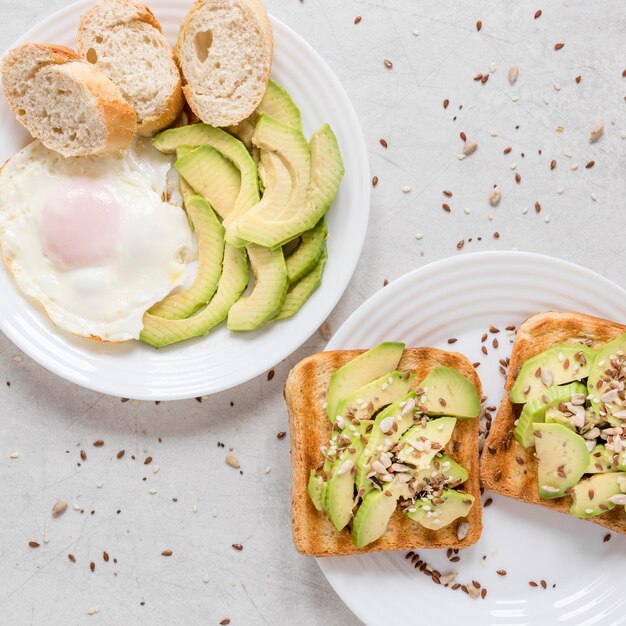 Toast mit Avocado und Spiegelei auf Teller