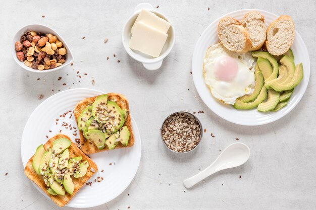 Toast mit Avocado und Spiegelei