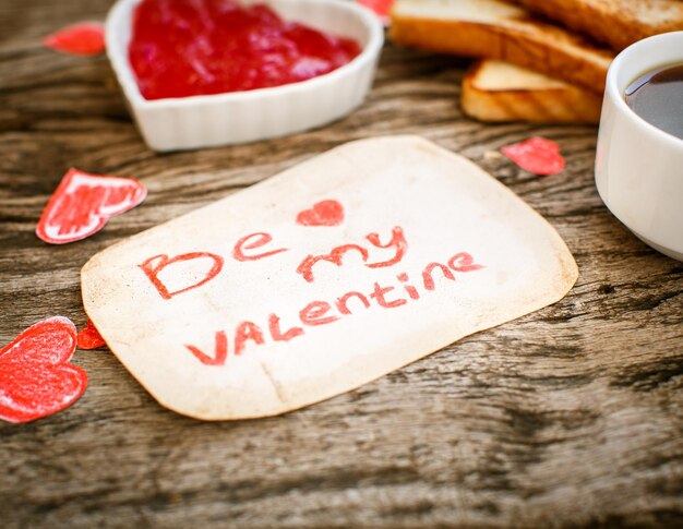 Kostenloses Foto toast mit erdbeermarmelade be my valentine white message card mit kaffee valentinstag