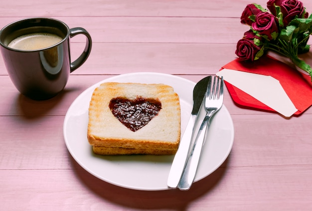 Kostenloses Foto toast mit marmelade in herzform mit rosen und kaffee