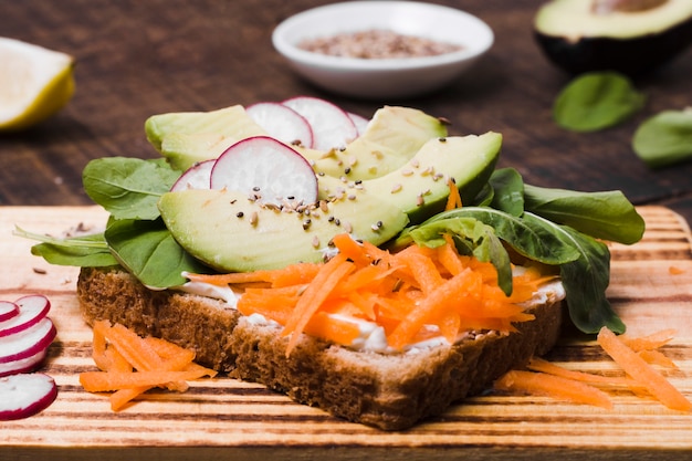 Toast mit verschiedenen Gemüsesorten