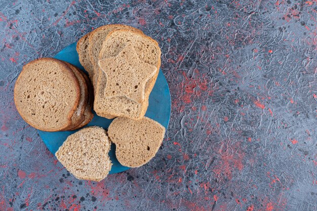 Toastbrotscheiben in einer blauen Platte.