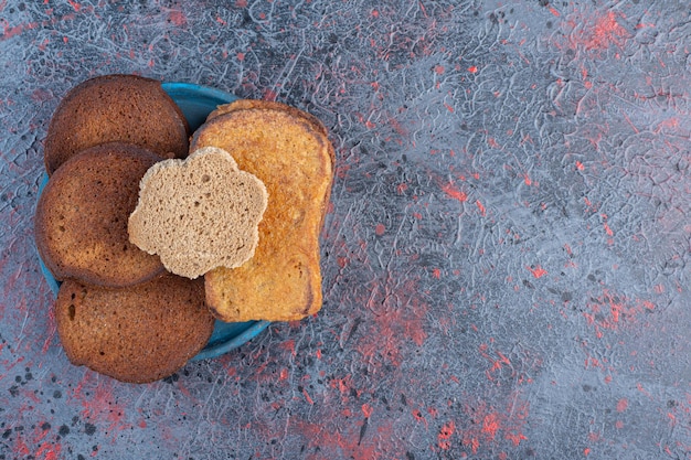 Toastbrotscheiben in einer blauen platte.