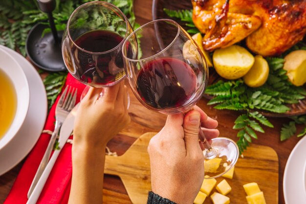 Toasten mit zwei Gläsern Wein