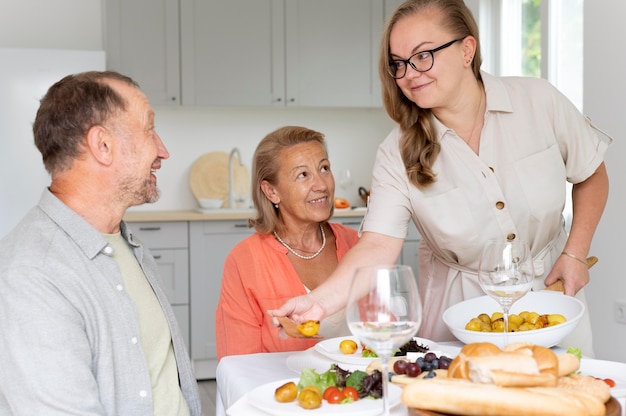 Tochter besucht ihre Eltern zu Hause