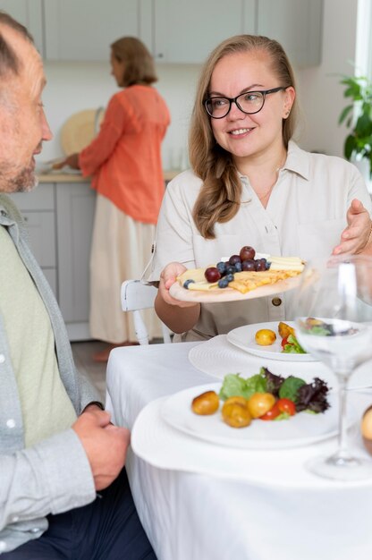 Tochter besucht ihre Eltern zu Hause