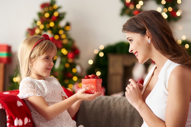 Tochter, die Geschenk für Mama übergibt