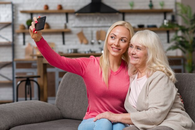 Tochter, die mit ihrer Mutter ein Selfie macht