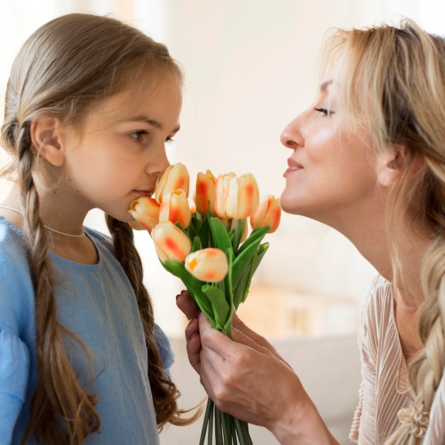 Tochter, die Mutter Blumenstrauß als Geschenk gibt