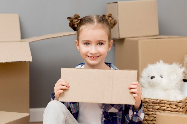 Tochter hilft beim Packen von Kisten