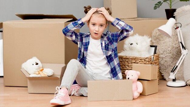 Tochter hilft beim Packen von Kisten