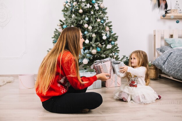 Tochter und Mutter, die Weihnachten zu Hause feiern