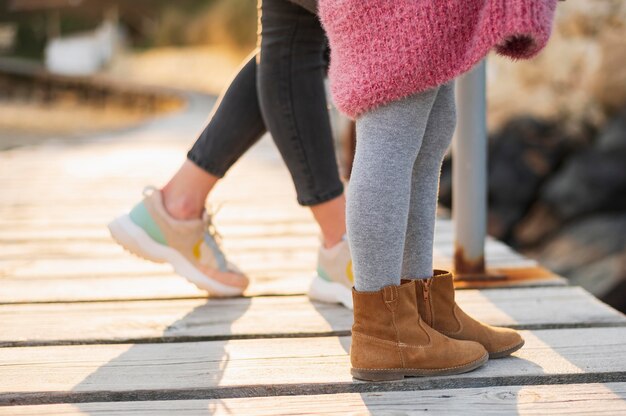 Tochter und Mutter Füße in Schuhen