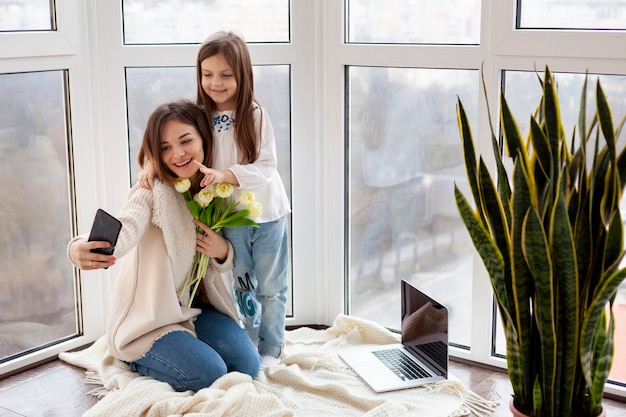 Kostenloses Foto tochter und mutter machen selfie