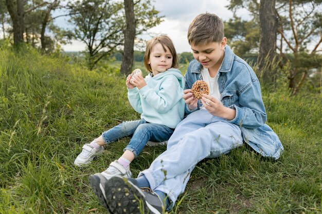 Kostenloses Foto tochter und sohn essen donuts