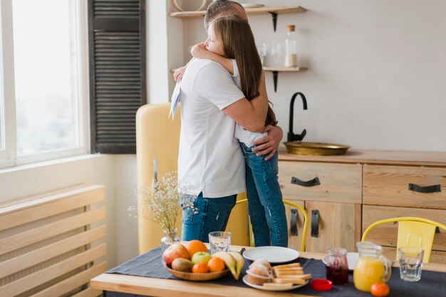 Tochter und Vater am Vatertag