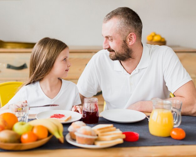 Tochter und Vater am Vatertag