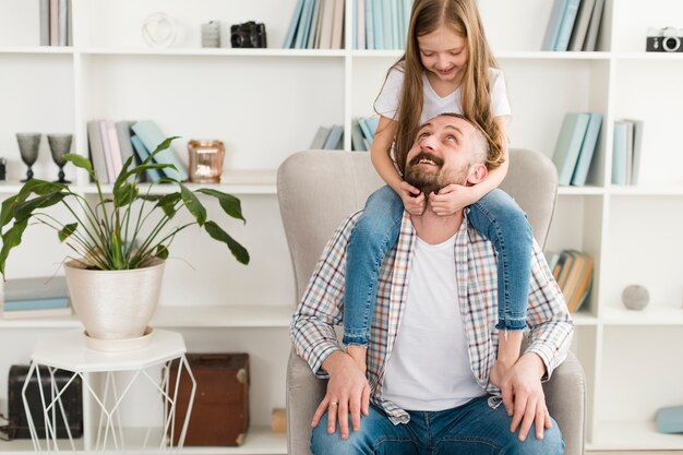 Tochter und Vater am Vatertag