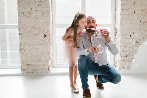 Kostenloses Foto tochter und vater am vatertag