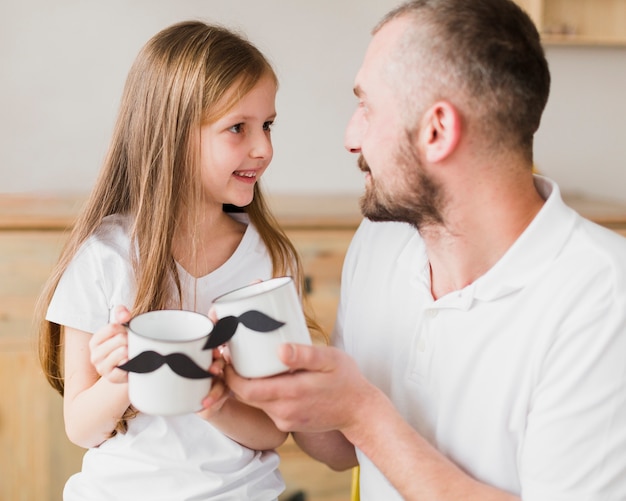 Kostenloses Foto tochter und vater beim frühstück am vatertag