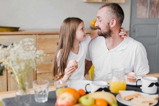 Tochter und Vater beim Frühstück am Vatertag