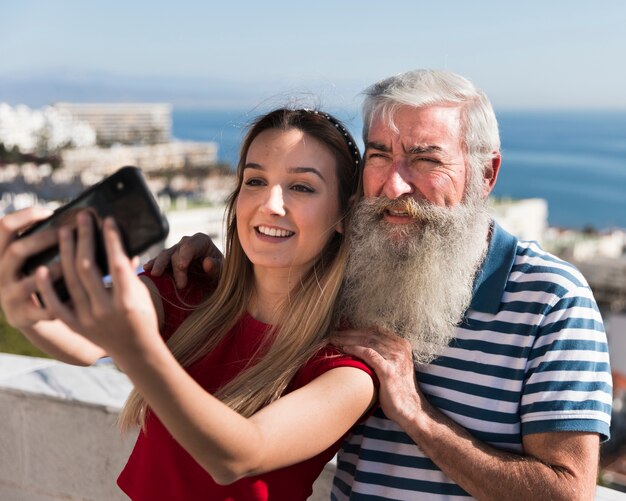 Tochter und Vater machen ein Selfie