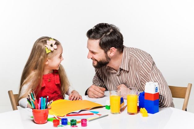 Tochter und Vater zeichnen zusammen