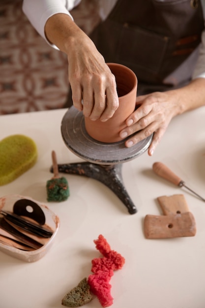 Kostenloses Foto töpferhandwerker im studio, das keramik herstellt